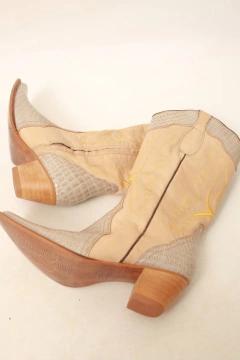 Imagem do Bota couro off white bordada sem uso 34