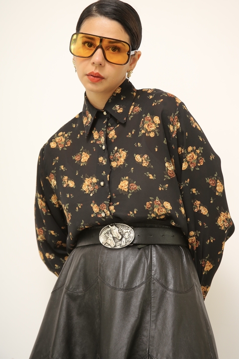 Camisa preta estampa vintage manga bufante