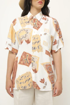 Camisa branca estampa flores 90´s marrom ( clock house) - comprar online