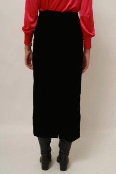 Saia veludo cintura alta vintage midi preta - Capichó Brechó