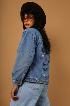 Jaqueta jeans azul bordada costas PP - Capichó Brechó