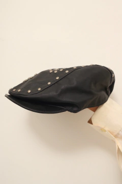 Boina couro ZOOMP tachas - Capichó Brechó