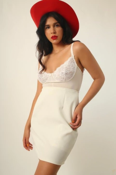 saia curta creme cintura alta alfaiataria