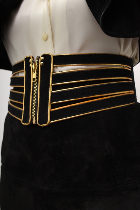 Cinto preto camurça detalhe dourado