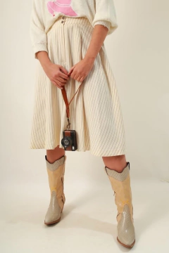 Bota couro off white bordada sem uso 34 - Capichó Brechó