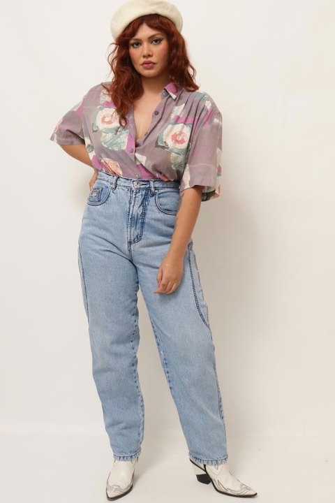 Calça jeans cintura alta detalhe escrita lateral