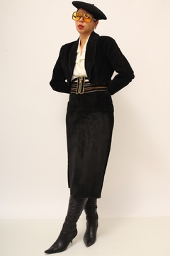 Jaqueta cropped couro camurça