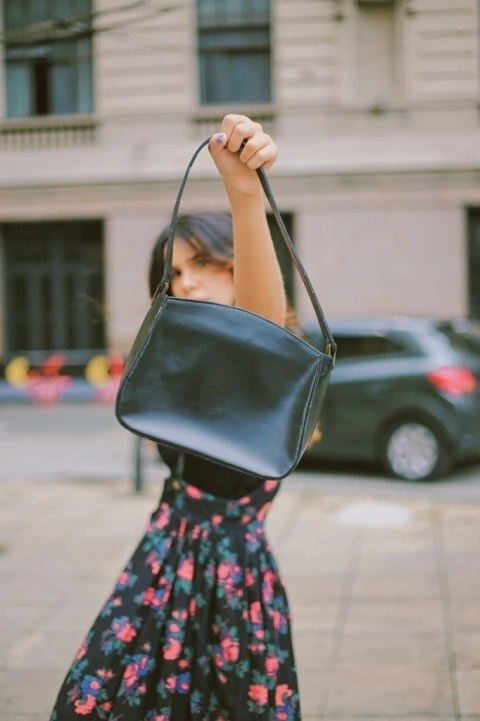 Bolsa preta ombro corello couro forrada 