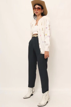 Imagem do cardigan branco bordado flores ombreira