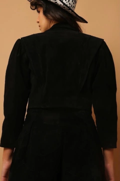 Jaqueta cropped camurça ombreira - loja online