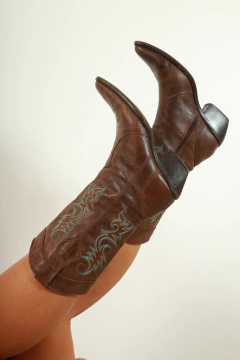 Bota western couro marrom bordado 36