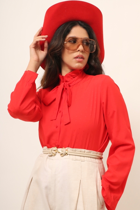 Camisa vermelha acetinada gravata