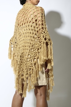Xale triangular franja tricot grosso bege - Capichó Brechó