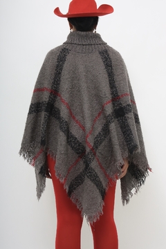 Poncho xadrez cinza com vermelho gola alta na internet