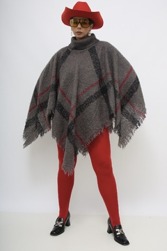 Poncho xadrez cinza com vermelho gola alta - Capichó Brechó