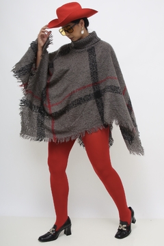 Poncho xadrez cinza com vermelho gola alta