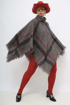 Poncho xadrez cinza com vermelho gola alta - loja online