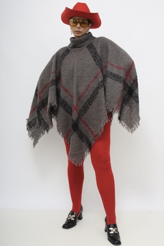 Poncho xadrez cinza com vermelho gola alta - comprar online