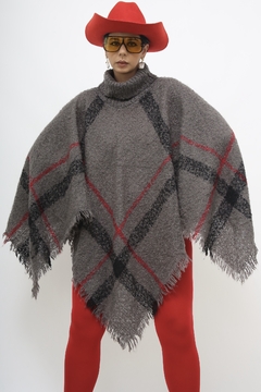 Imagem do Poncho xadrez cinza com vermelho gola alta