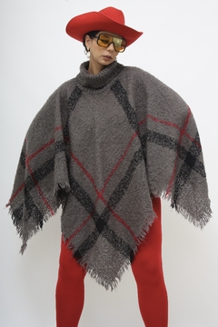 Poncho xadrez cinza com vermelho gola alta