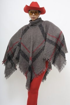 Poncho xadrez cinza com vermelho gola alta na internet