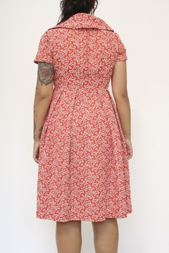 Vestido estruturado vermelho flores branco na internet