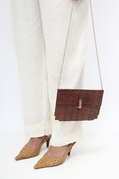 Bolsa couro textura marrom corrente - comprar online