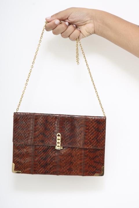 Bolsa couro textura marrom corrente
