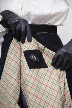 Casaco preto lã forro xadrez GENTS - Capichó Brechó