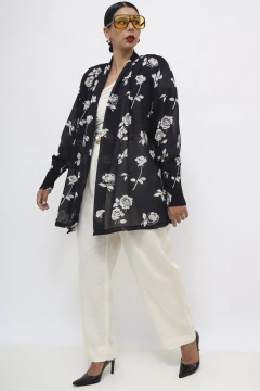 Camisa preta flores vintage