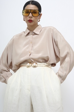 Camisa acetinada bege vintage manga bufante