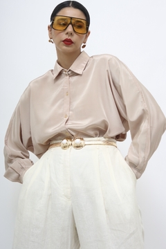 Camisa acetinada bege vintage manga bufante