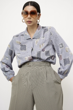 Camisa azul estampa acetinada - Capichó Brechó