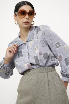 Camisa azul estampa acetinada na internet