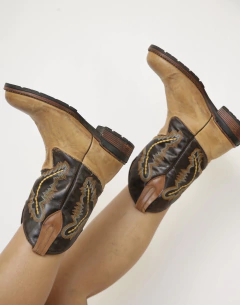 Bota marrom com bege western bordada 38 - comprar online