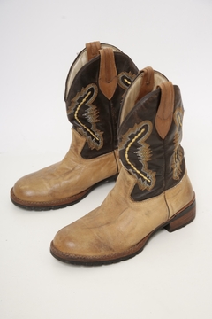 Bota marrom com bege western bordada 38