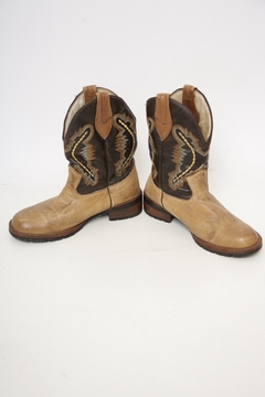 Bota marrom com bege western bordada 38