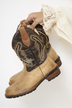 Imagem do Bota marrom com bege western bordada 38