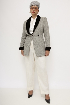 Blazer cinza LÃ chic gola veludo