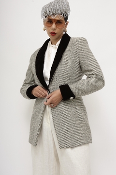 Blazer cinza LÃ chic gola veludo