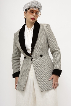 Blazer cinza LÃ chic gola veludo - Capichó Brechó
