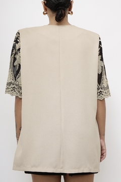Imagem do Blazer bege com renda preta longo