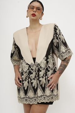 Blazer bege com renda preta longo na internet