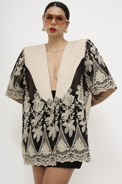 Blazer bege com renda preta longo