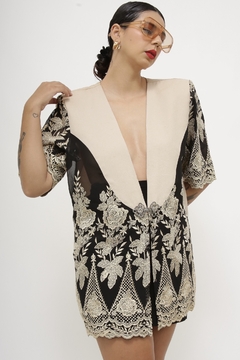 Imagem do Blazer bege com renda preta longo
