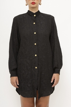 Maxi camisa preta flores b.dourado - Capichó Brechó
