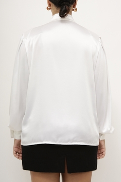 Camisa acetinada encorpada babado renda garimpado Barcelona