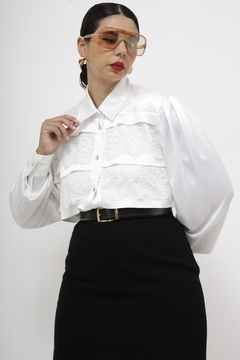 Camisa acetinada encorpada babado renda garimpado Barcelona