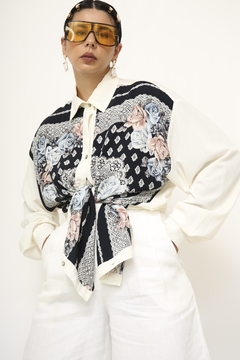 Camisa estampa frente flores azul costas lisa