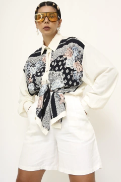 Camisa estampa frente flores azul costas lisa - comprar online